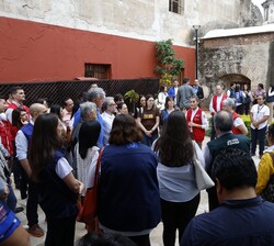 Doña Letizia conversa con los asistentes con motivo de su visita al -Centro de Cooperación Española